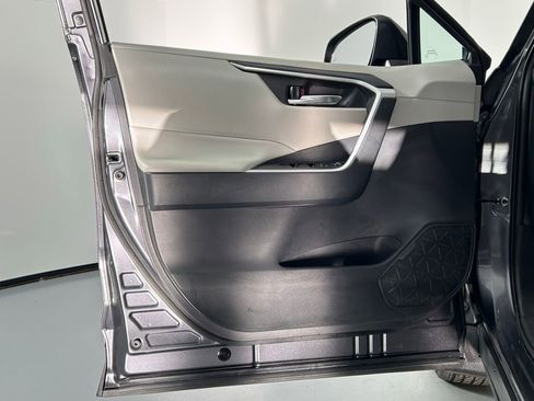 Used 2021 Toyota RAV4 XLE image 31