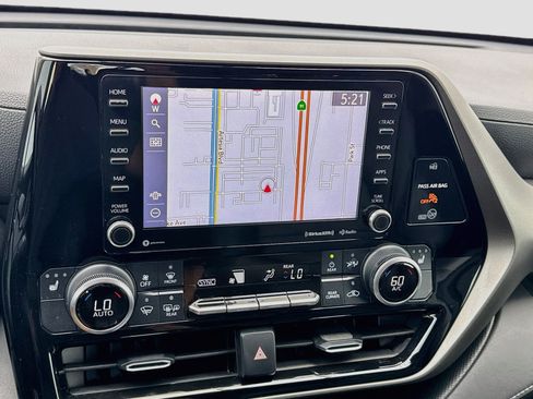 Used 2020 Toyota Highlander XLE AWD/4WD image 9