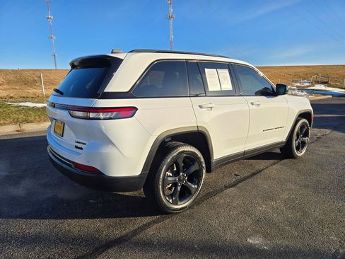 Used 2025 Jeep Grand Cherokee Limited w/ Black Appearance Package image 3