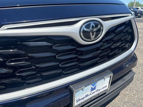 Used 2022 Toyota Highlander XLE AWD/4WD image 11
