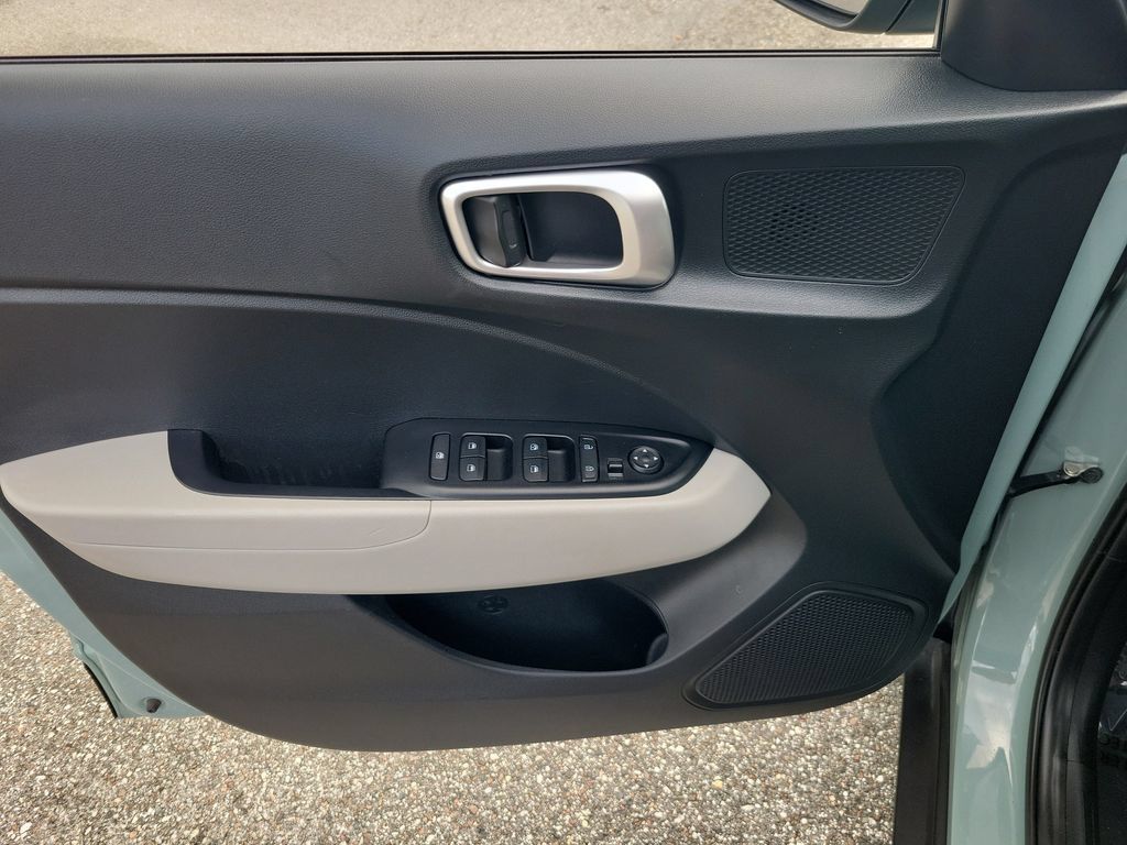 Used 2025 Hyundai Venue SEL FWD image 12