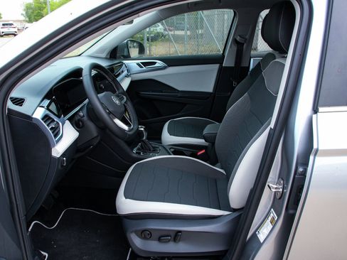 New 2026 Volkswagen Taos SE FWD image 10