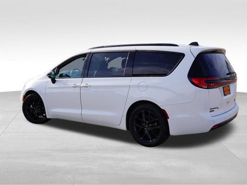Certified 2025 Chrysler Pacifica Limited FWD image 8