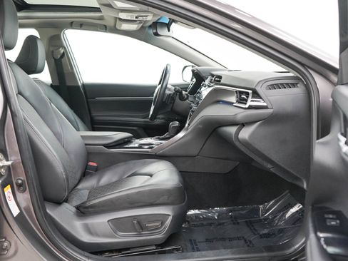 Used 2018 Toyota Camry XSE FWD image 11