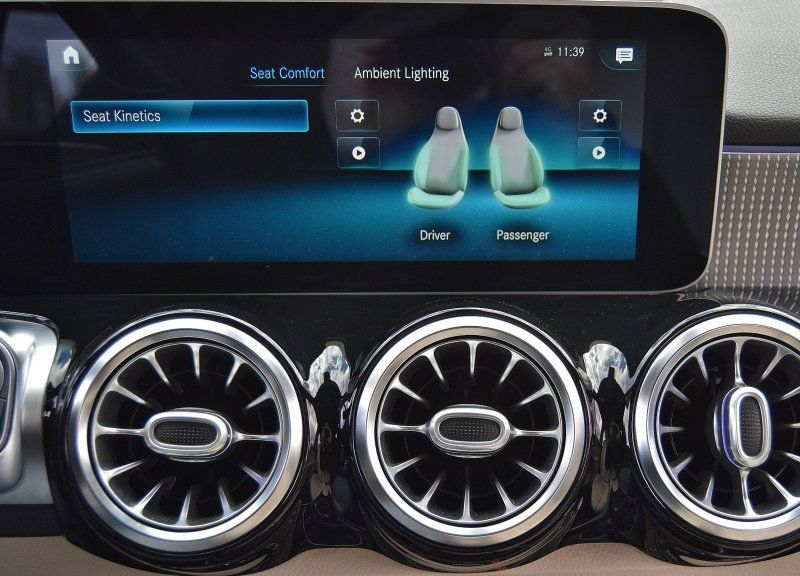 Used 2021 Mercedes-Benz GLB 250 4MATIC w/ Premium Package image 26