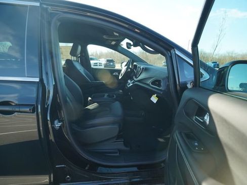 New 2026 Chrysler Pacifica Select FWD image 16