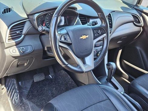 Used 2018 Chevrolet Trax LT w/ LT Convenience Package image 9