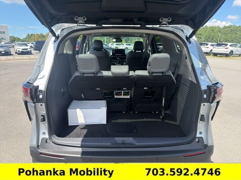 Used 2024 Toyota Sienna XLE FWD image 29