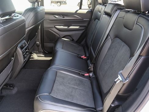 New 2025 Jeep Grand Cherokee Altitude image 19