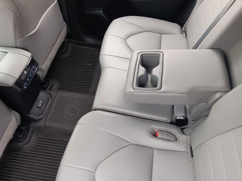 Used 2022 Toyota Highlander XLE image 19