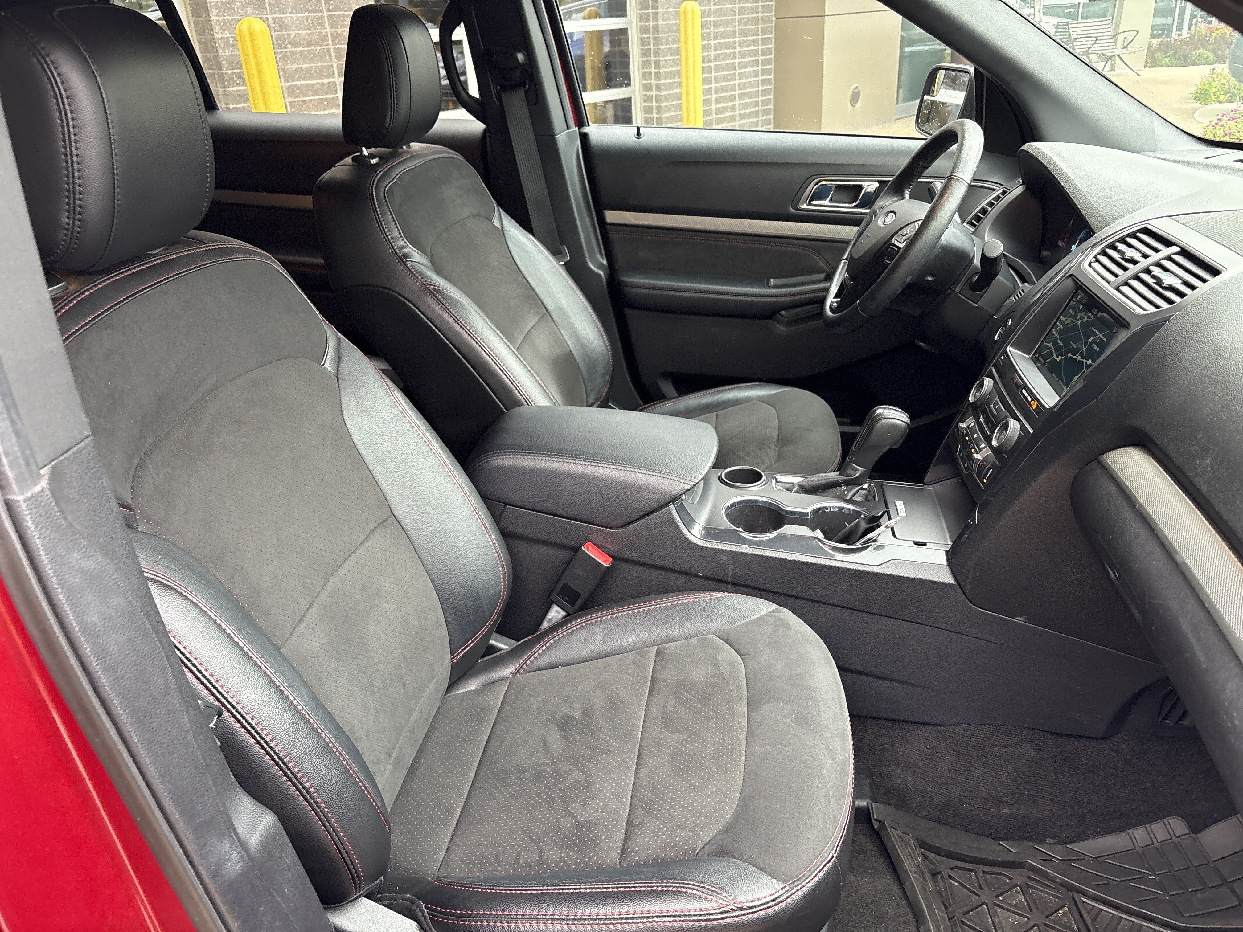 Used 2018 Ford Explorer XLT w/ Equipment Group 202A FWD image 32