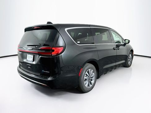 Used 2023 Chrysler Pacifica Touring-L FWD image 9