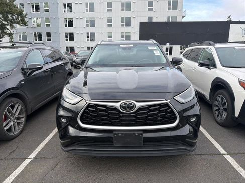 Used 2023 Toyota Highlander XLE image 2