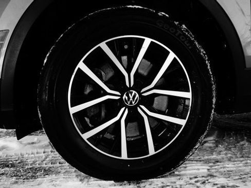 Certified 2021 Volkswagen Tiguan SE w/ Panoramic Sunroof Package image 77