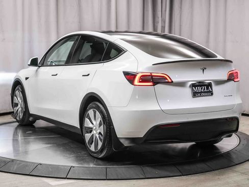 Used 2022 Tesla Model Y Long Range AWD/4WD image 2