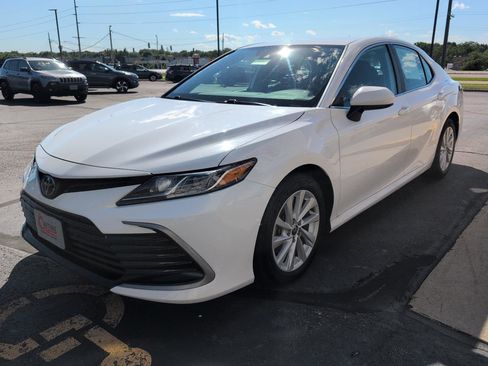 Used 2021 Toyota Camry LE AWD/4WD image 5