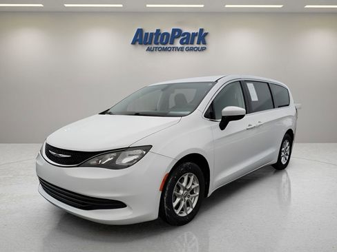 Used 2020 Chrysler Voyager LX image 3