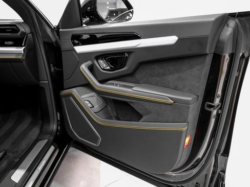 Used 2025 Lamborghini Urus SE image 47