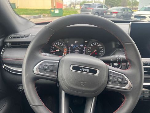 Used 2025 Jeep Compass Trailhawk AWD/4WD image 32