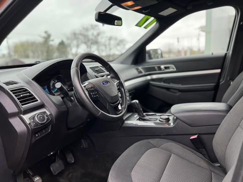 Used 2017 Ford Explorer XLT w/ Equipment Group 201A AWD/4WD image 14