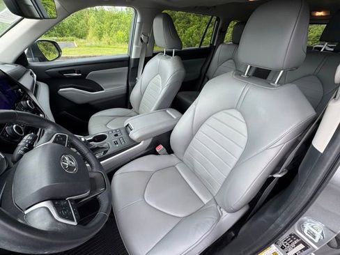 Used 2023 Toyota Highlander XLE AWD/4WD image 12
