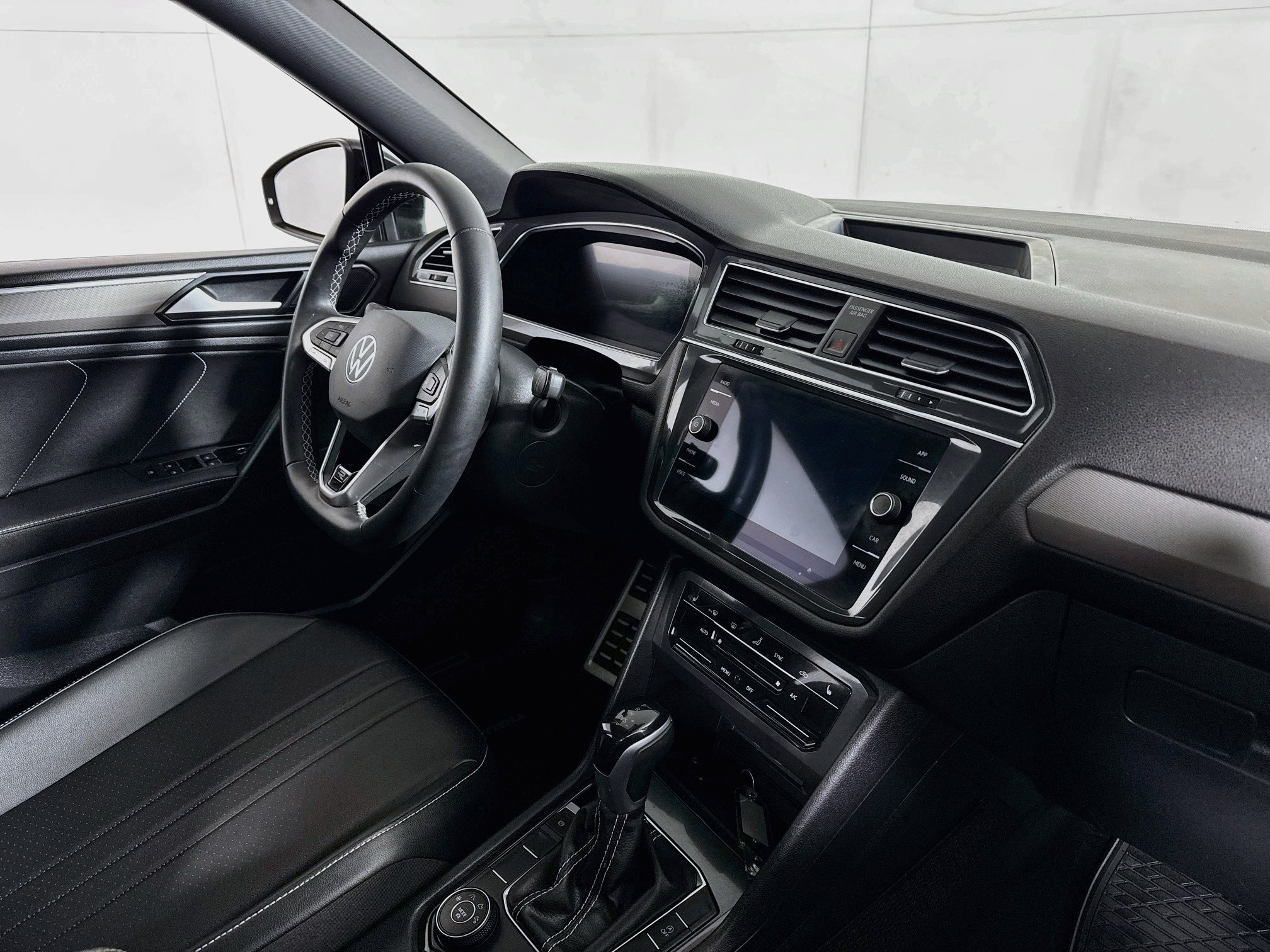 Used 2023 Volkswagen Tiguan SE R-Line AWD/4WD image 29