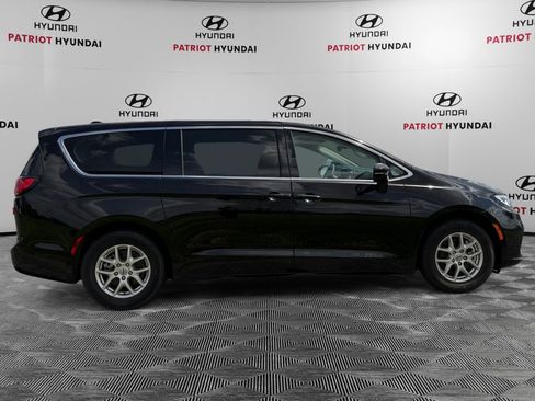 Used 2024 Chrysler Pacifica Touring-L FWD image 2