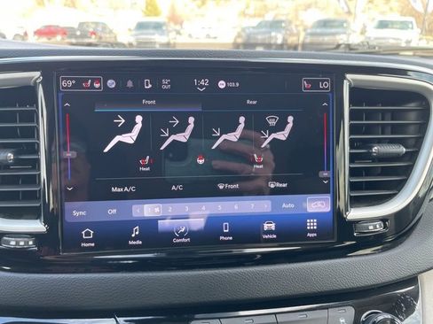 Used 2022 Chrysler Pacifica Touring-L image 24