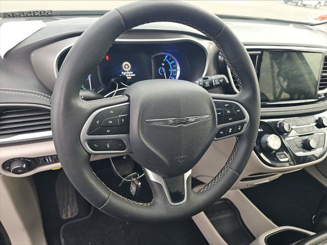 Used 2024 Chrysler Pacifica Limited FWD image 12