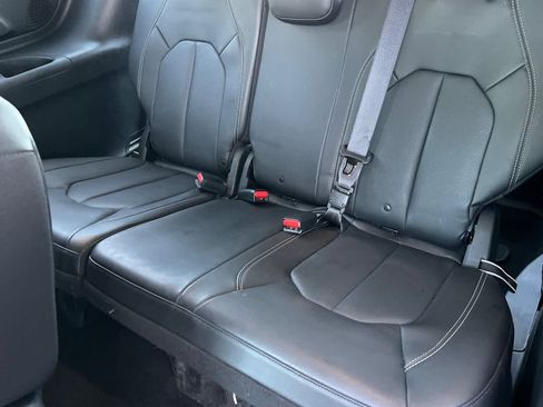 Used 2020 Chrysler Pacifica Touring-L Plus w/ S Appearance Package FWD image 15