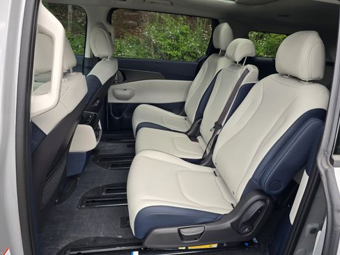 New 2026 Kia Carnival SX w/ SX Dark Edition Package FWD image 4