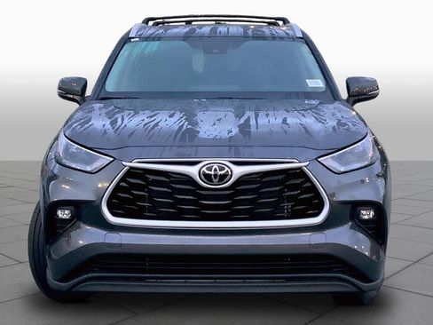 Used 2025 Toyota Highlander XLE FWD image 4