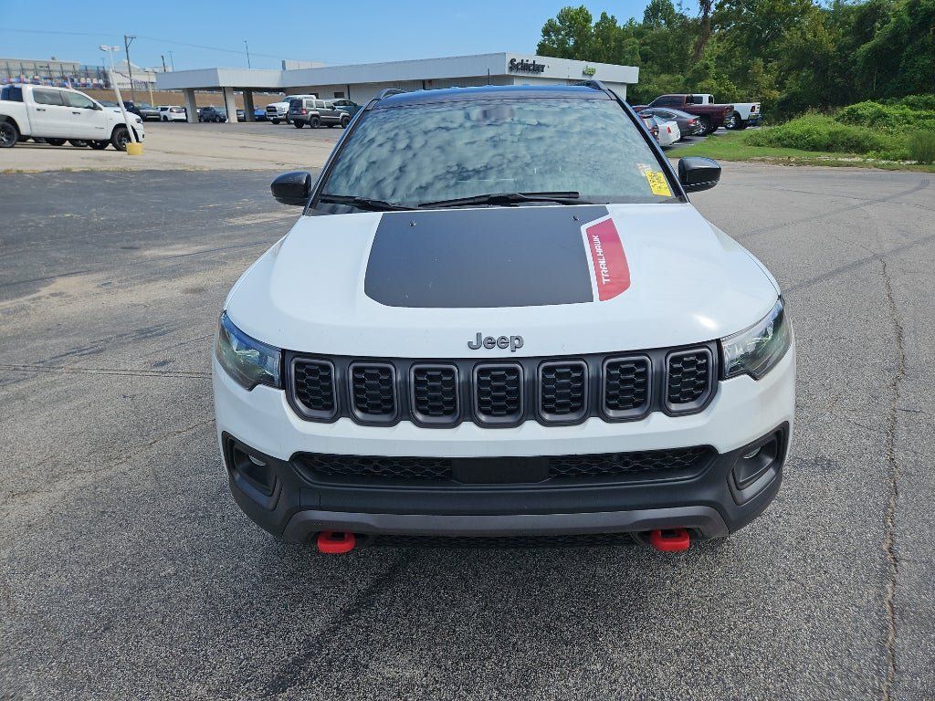 Used 2025 Jeep Compass Trailhawk AWD/4WD image 2