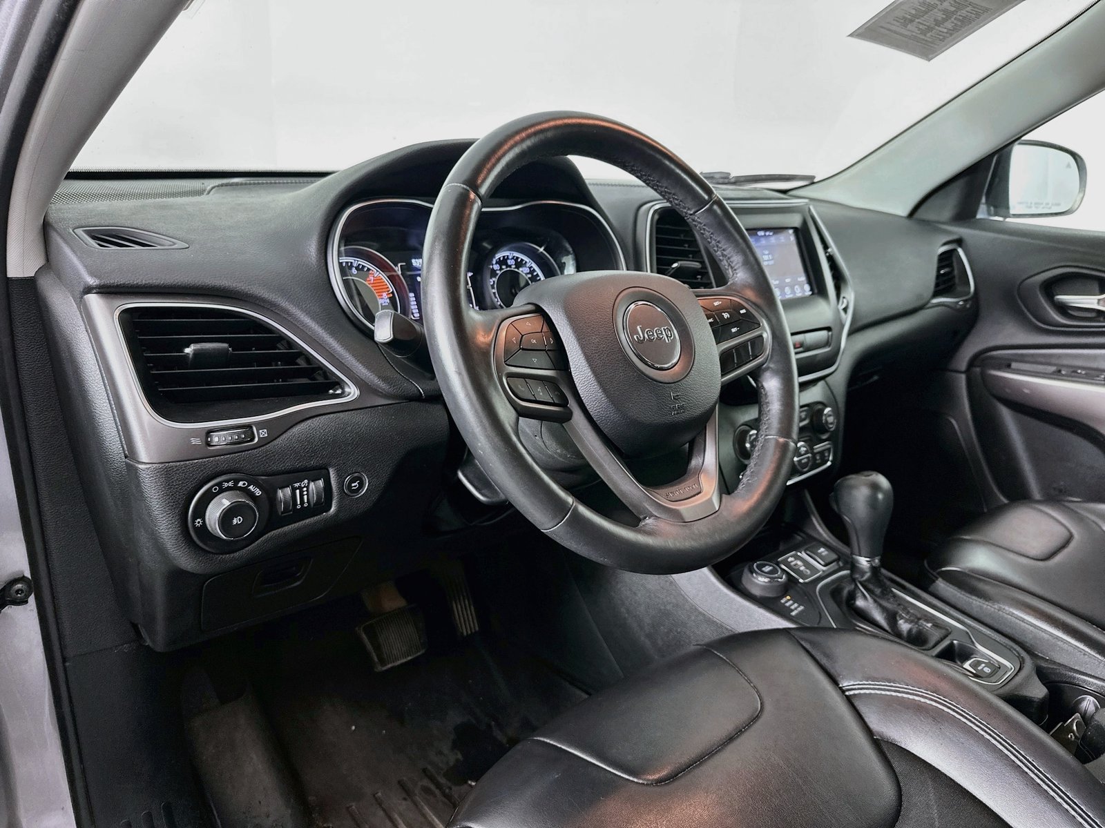 Used 2019 Jeep Cherokee Latitude Plus w/ Comfort/Convenience Group AWD/4WD image 10