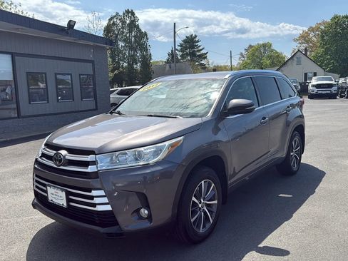 Used 2017 Toyota Highlander XLE w/ Carpet Mat Package AWD/4WD image 3