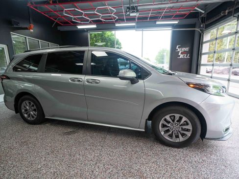 Used 2023 Toyota Sienna XLE FWD image 5