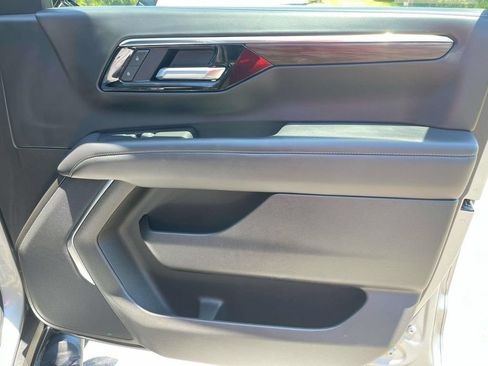 Used 2025 Chevrolet Suburban Z71 AWD/4WD image 34