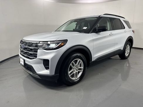 Used 2026 Ford Explorer Active AWD/4WD image 2