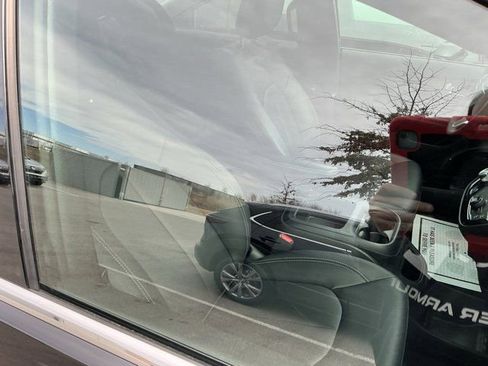 Used 2025 Chrysler Pacifica Select image 19