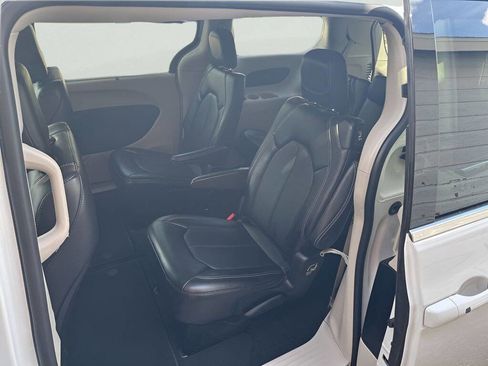 Used 2024 Chrysler Pacifica Touring-L FWD image 25
