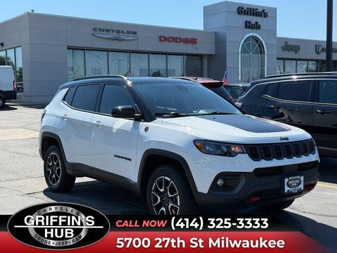 Used 2025 Jeep Compass Trailhawk AWD/4WD image 1