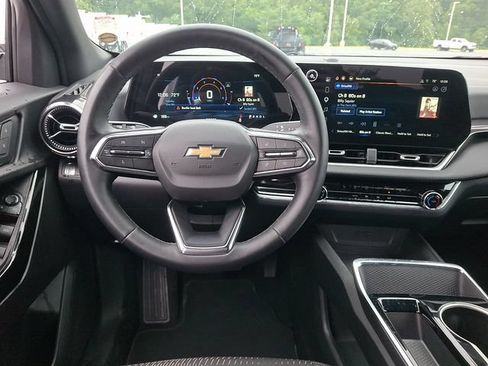 Used 2025 Chevrolet Equinox LT FWD image 11