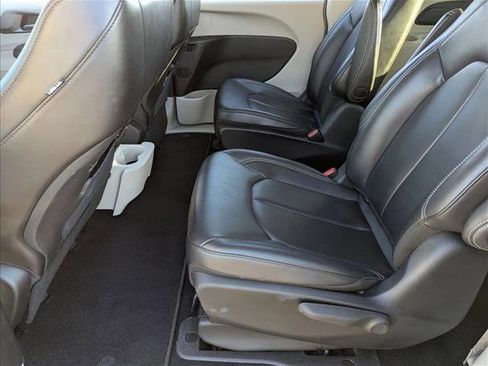 Used 2023 Chrysler Pacifica Touring-L image 13