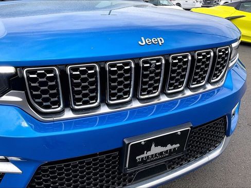 Used 2022 Jeep Grand Cherokee Summit w/ Luxury Tech Group V image 34