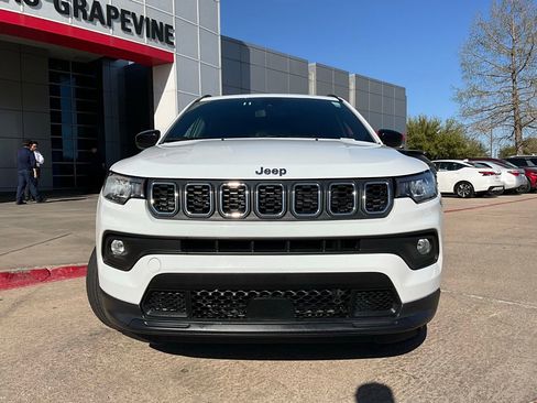 Used 2025 Jeep Compass Latitude image 3