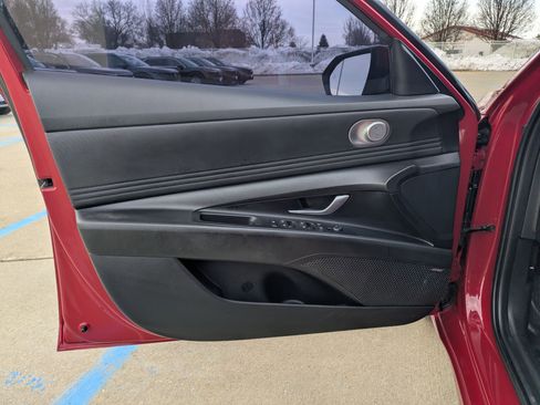 Used 2022 Hyundai Elantra Limited image 11