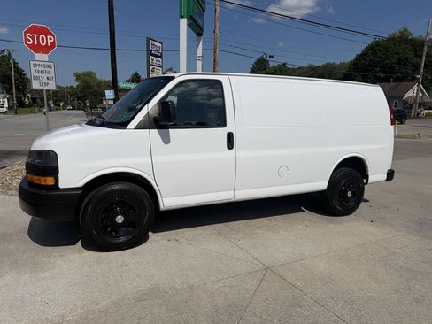 Used 2019 Chevrolet Express 2500 RWD image 2