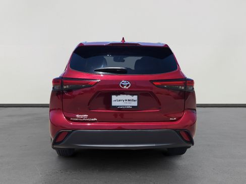 Used 2023 Toyota Highlander XLE FWD image 4