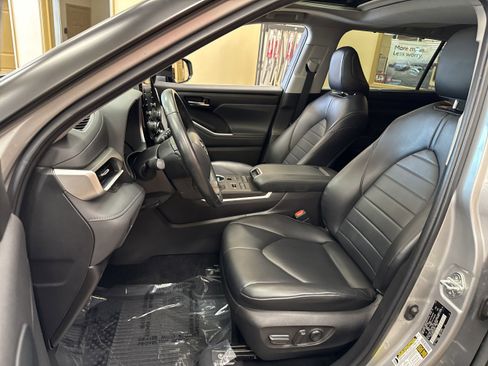 Used 2022 Toyota Highlander XLE image 5