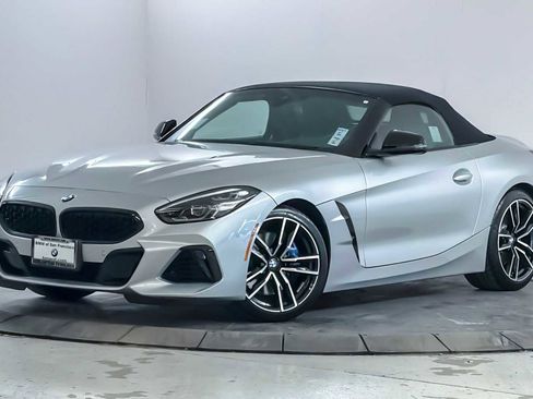 Used 2022 BMW Z4 M40i w/ Premium Package image 9
